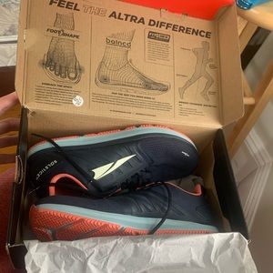 NWT ALTRA Women’s Solstice XT Cross Training Shoe - Navy/Coral - Size 9